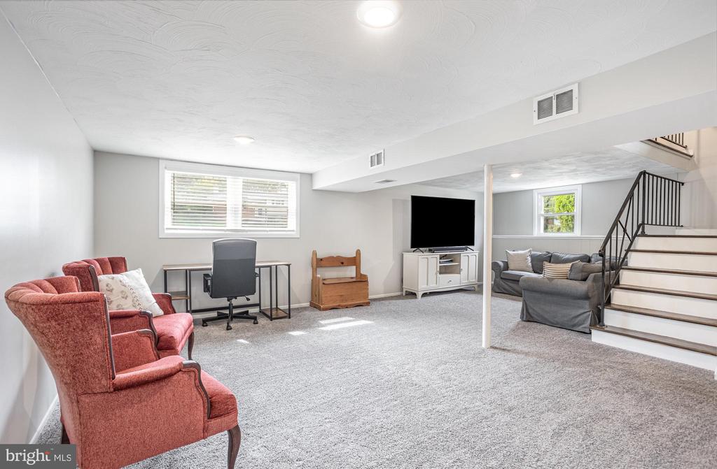 605 BANYAN COURT