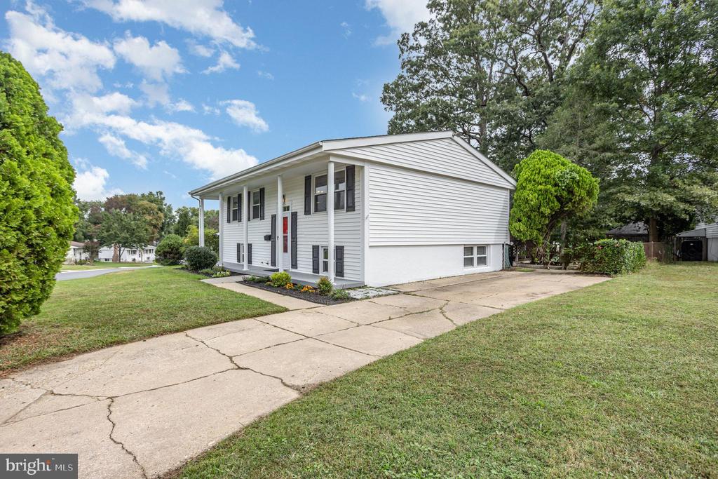 605 BANYAN COURT