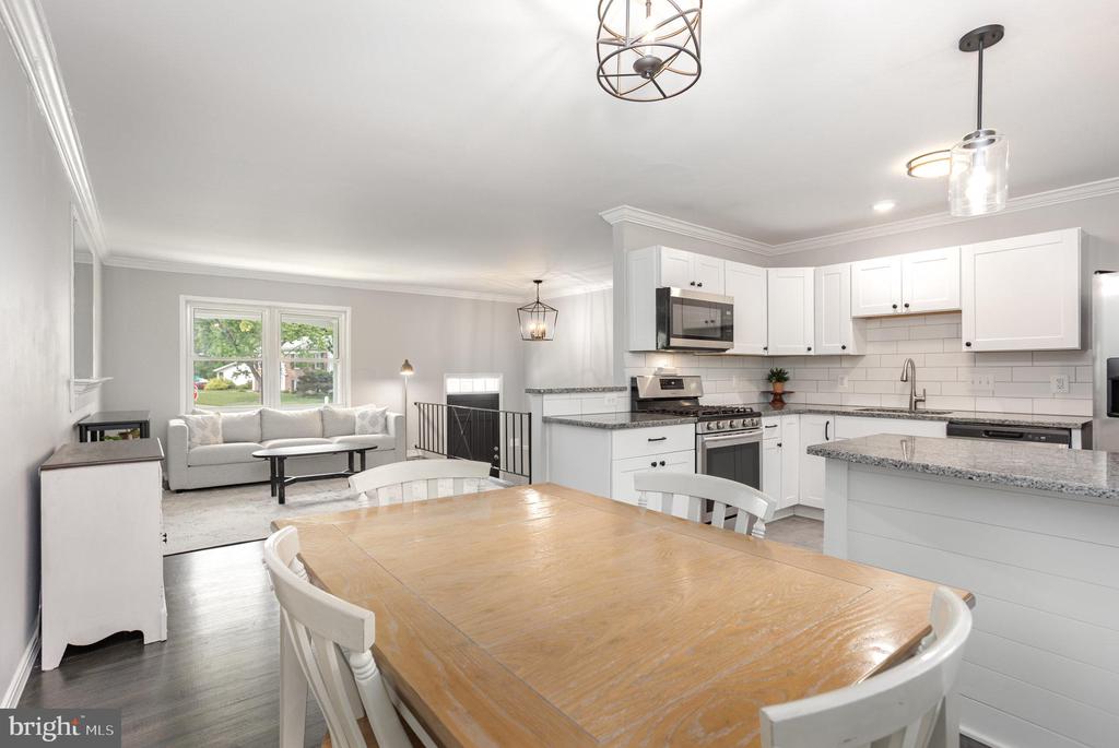 605 BANYAN COURT