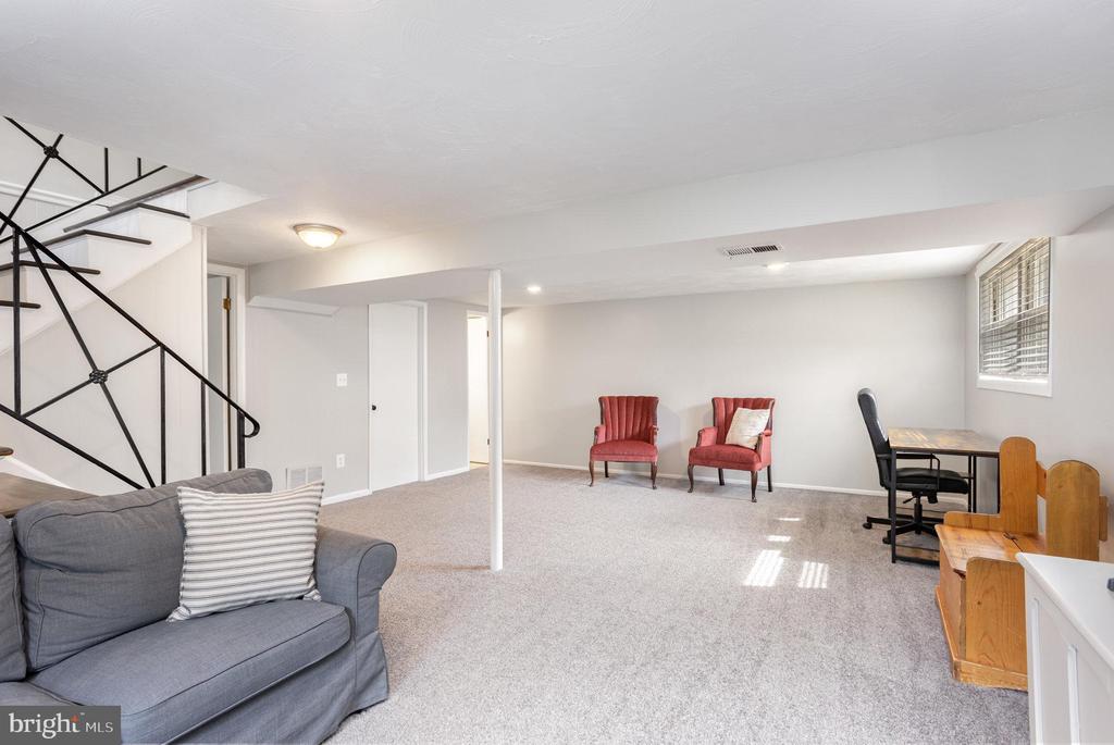 605 BANYAN COURT
