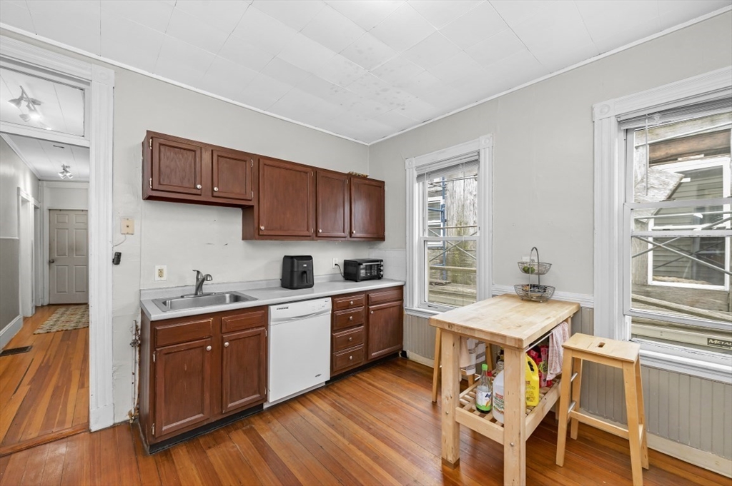 19 Dewolf St