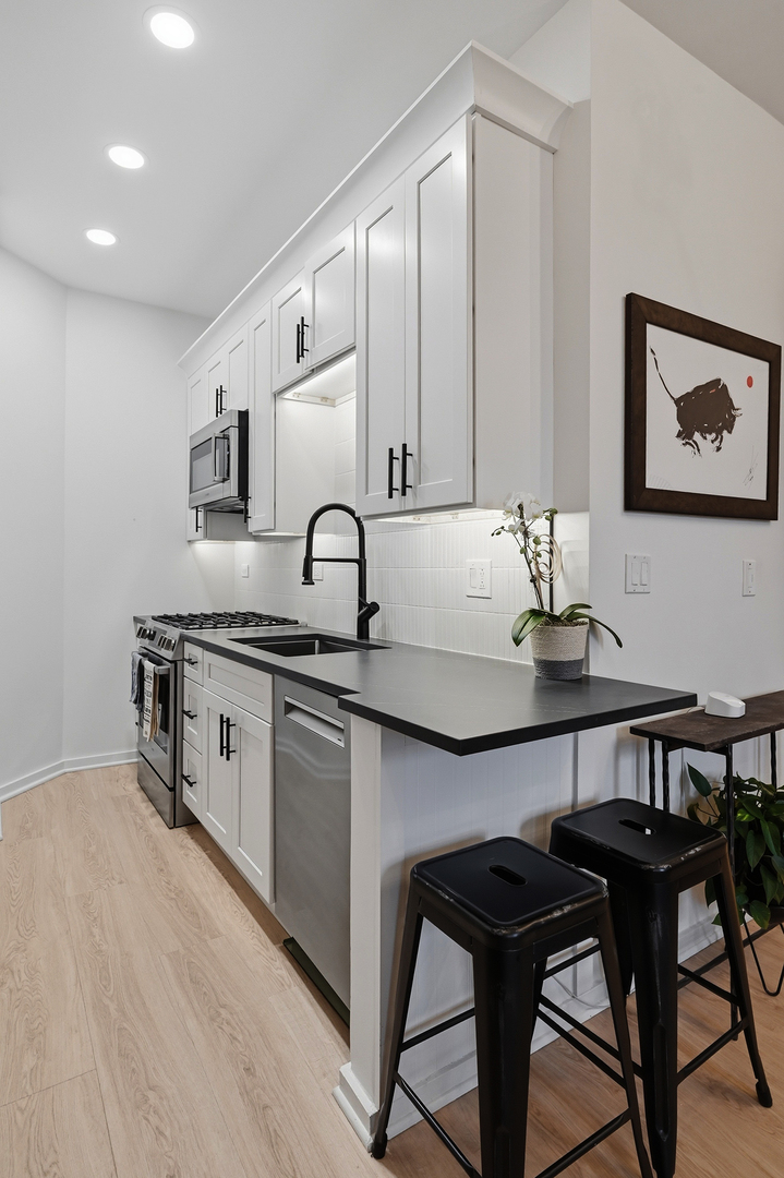 1760 N WELLS Street Unit: 2D