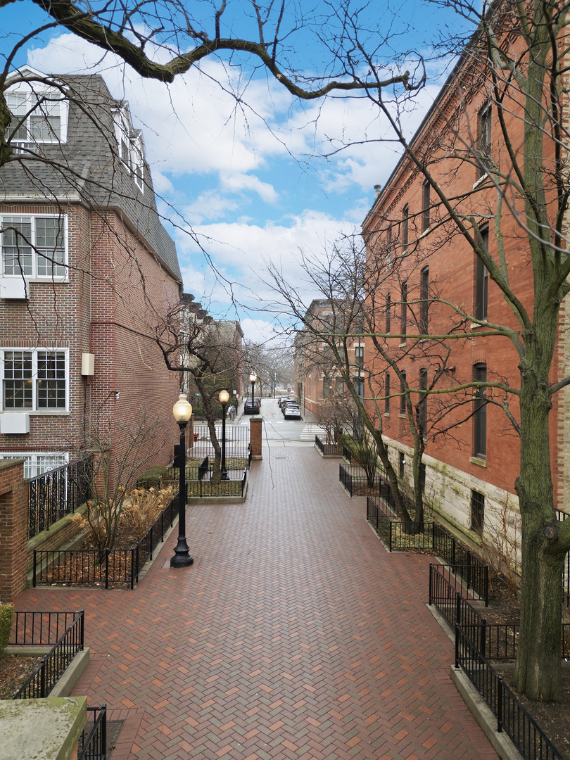 1760 N WELLS Street Unit: 2D