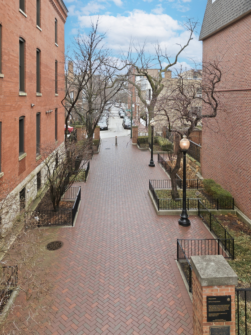 1760 N WELLS Street Unit: 2D