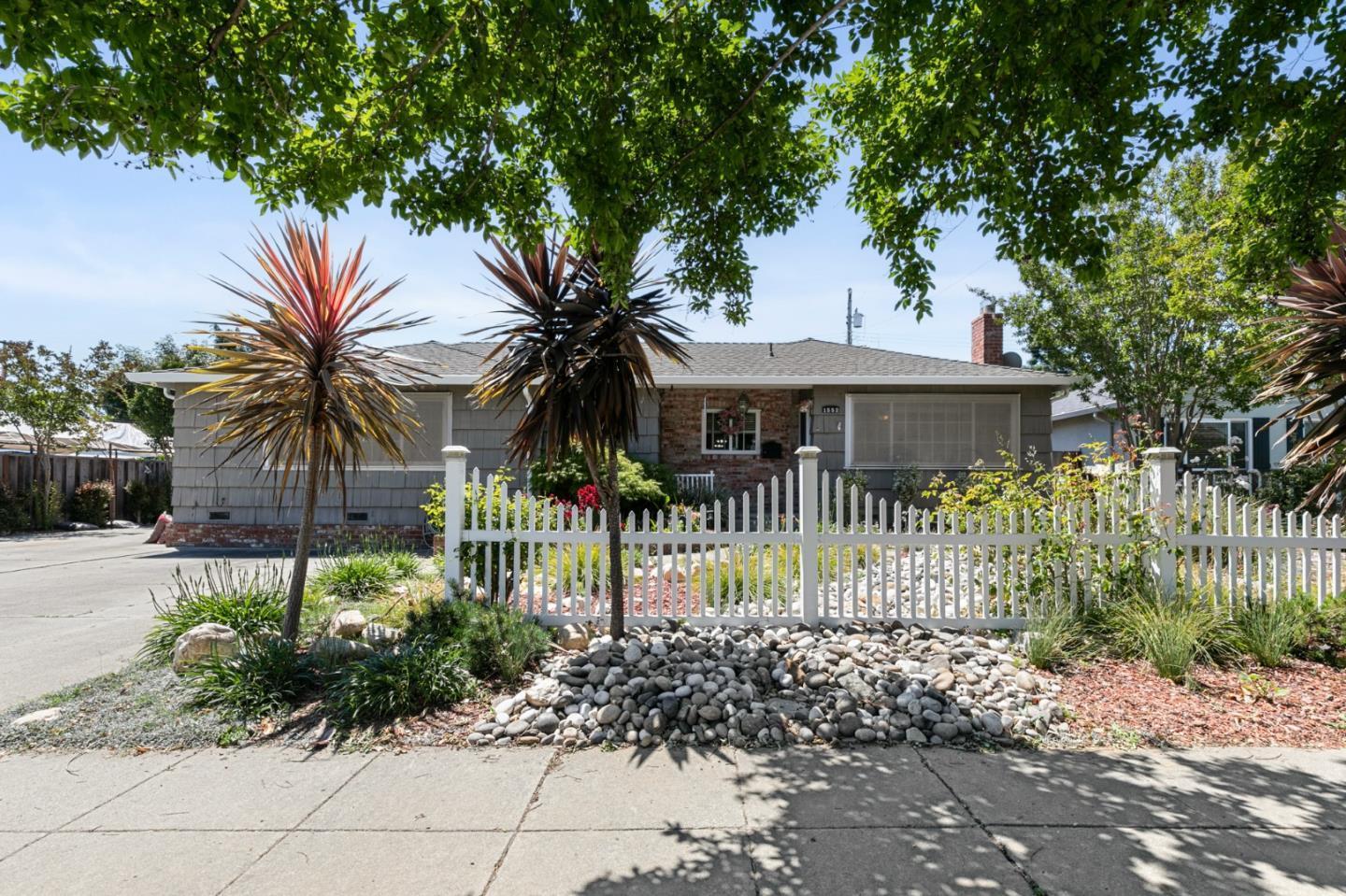 1552 Foxworthy AVE
