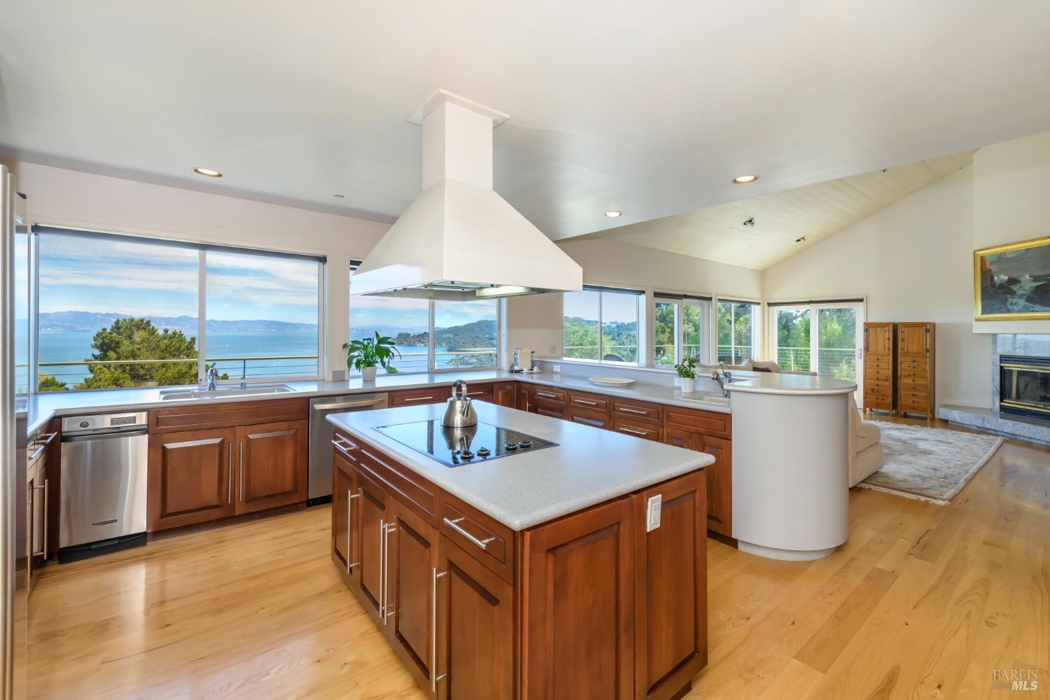 4633 Paradise Drive