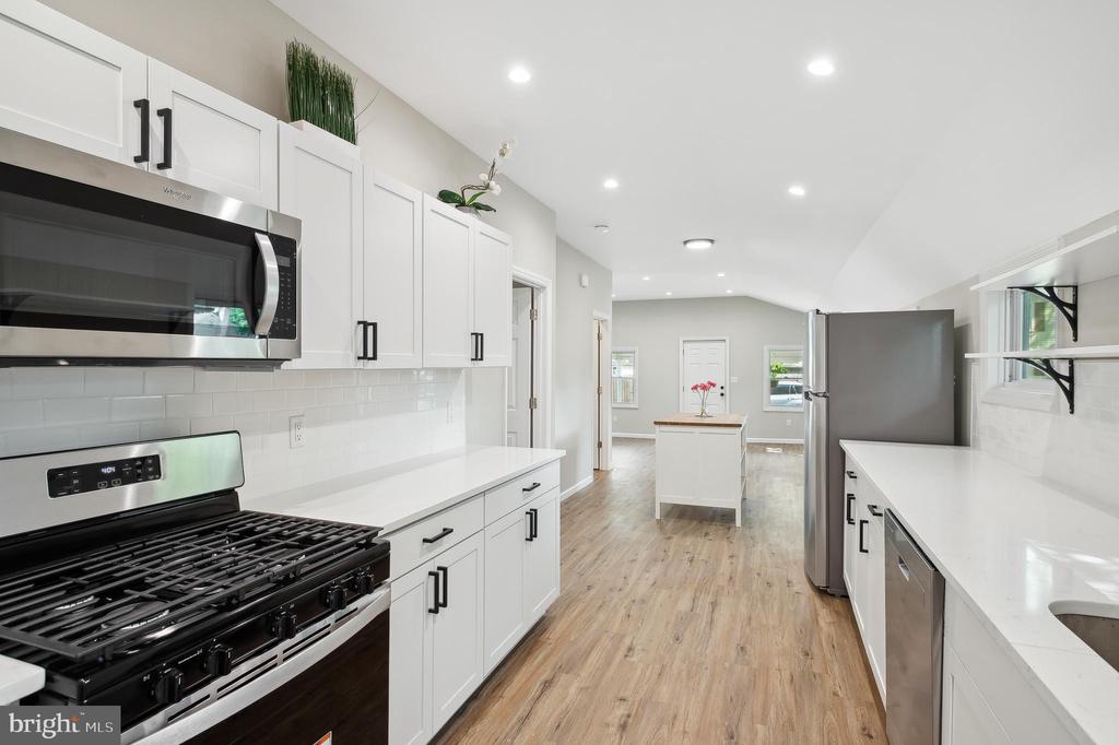 26 W 8th St