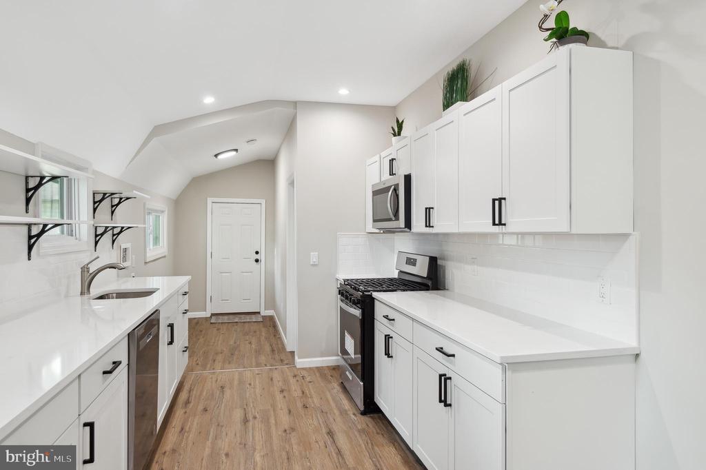 26 W 8th St