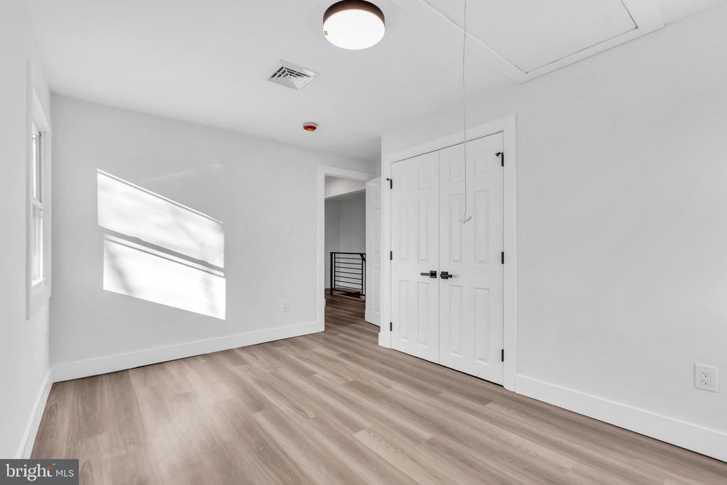 51 Pinafore Ln