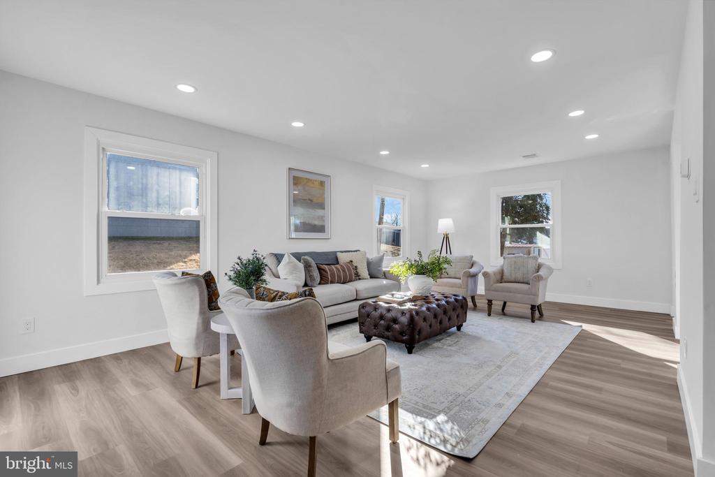 51 Pinafore Ln