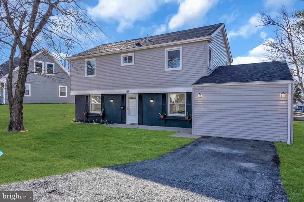 51 Pinafore Ln