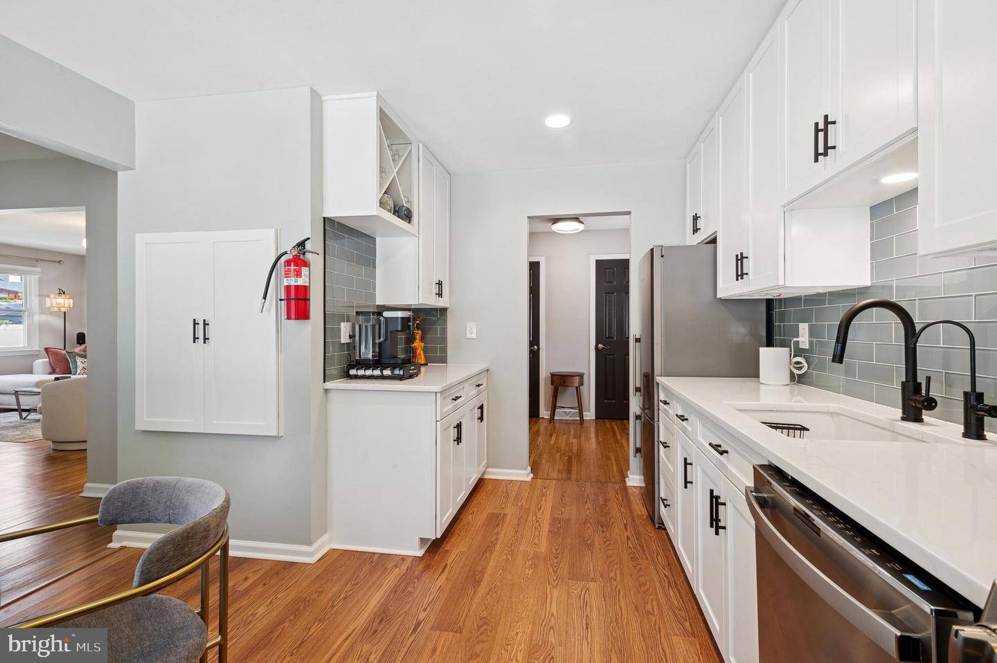 6 Hillsdale Rd