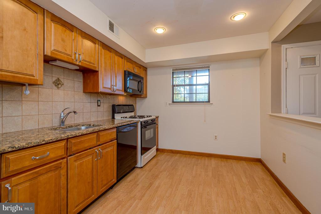 6 BARCLAY COURT