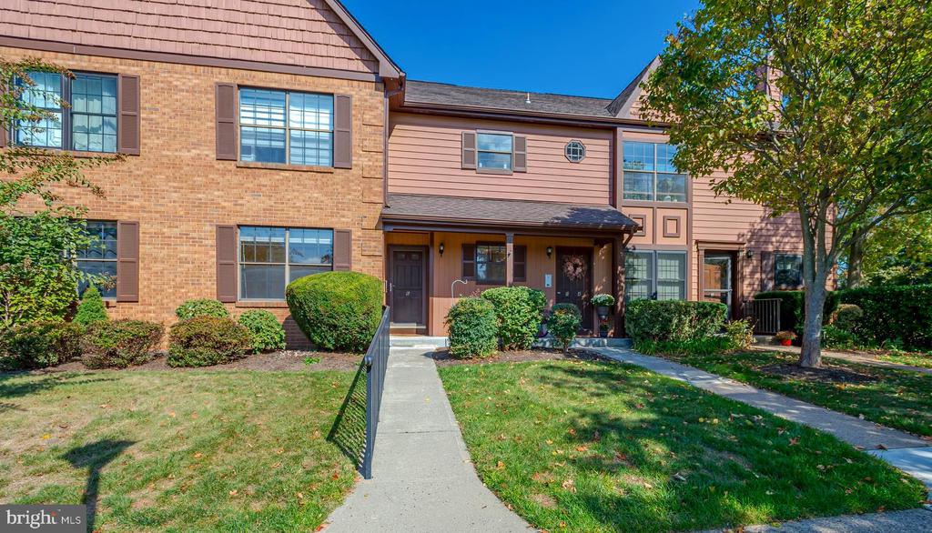 6 BARCLAY COURT