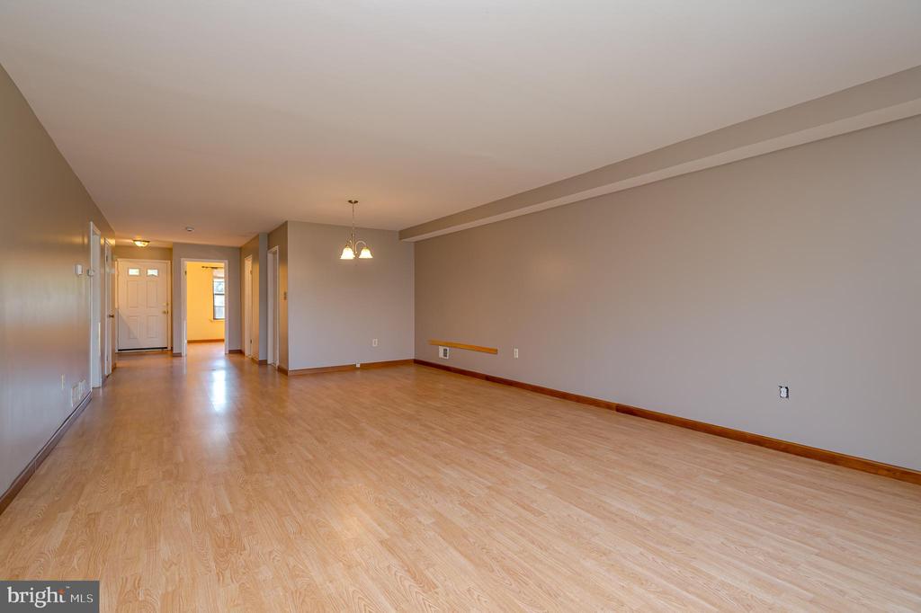 6 BARCLAY COURT