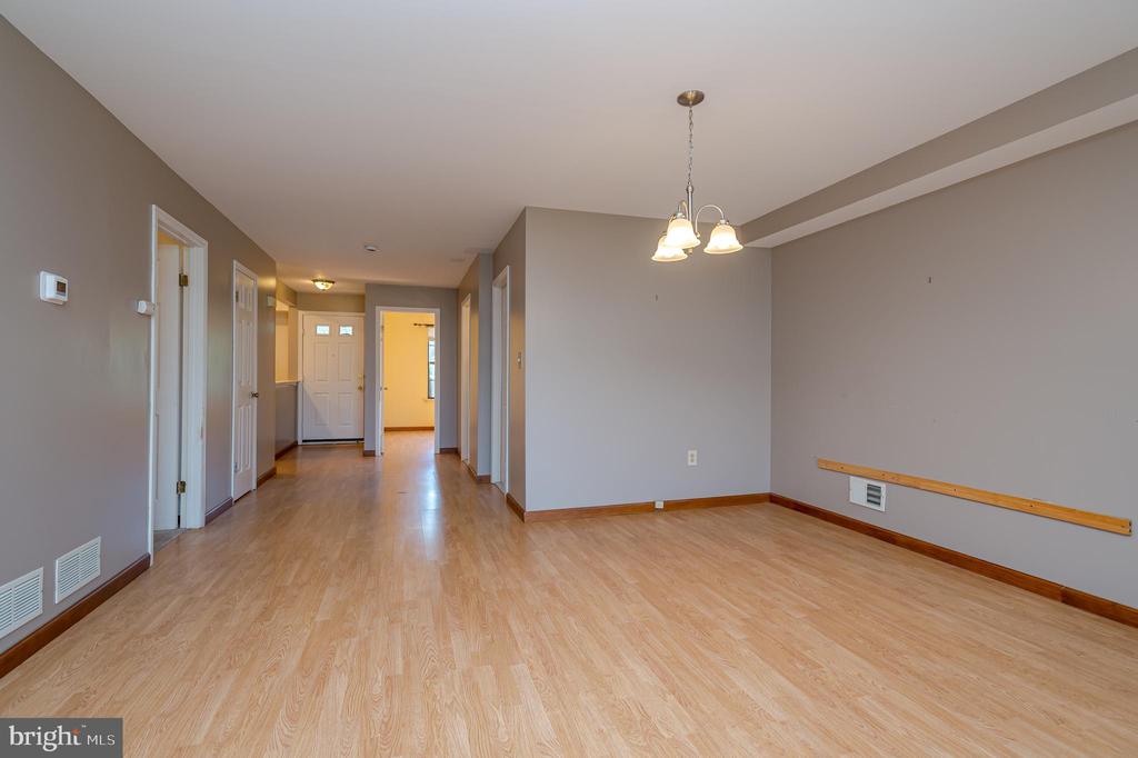 6 BARCLAY COURT
