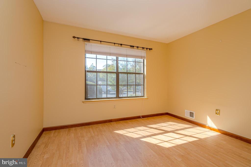 6 BARCLAY COURT