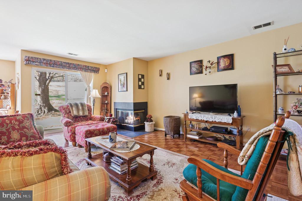 27 E Chicopee Dr