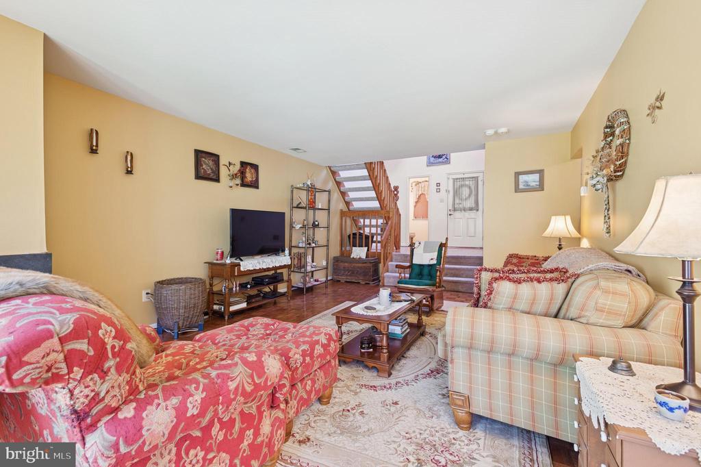 27 E Chicopee Dr