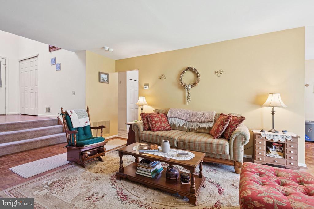 27 E Chicopee Dr