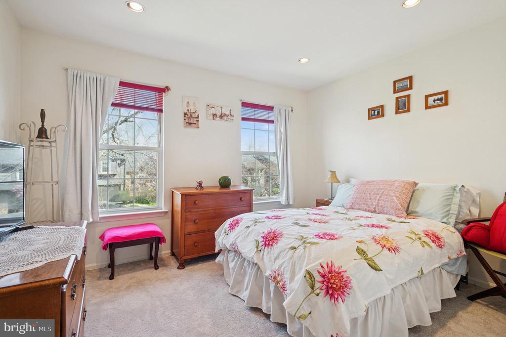 27 E Chicopee Dr