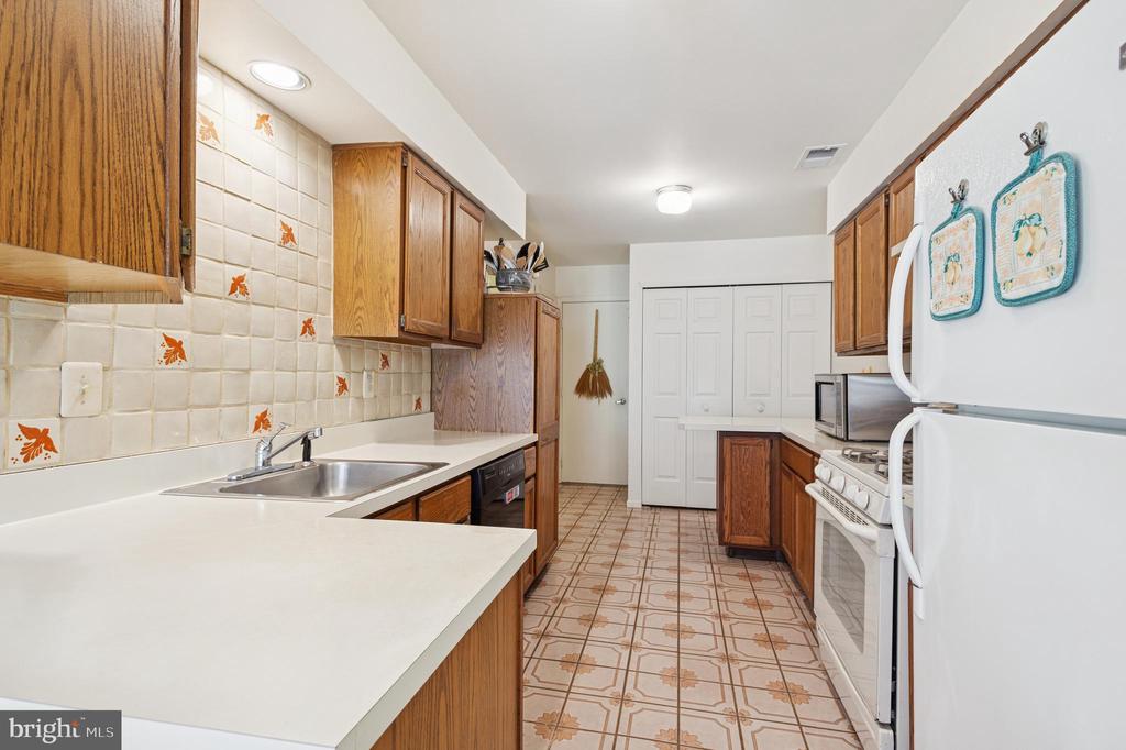 27 E Chicopee Dr