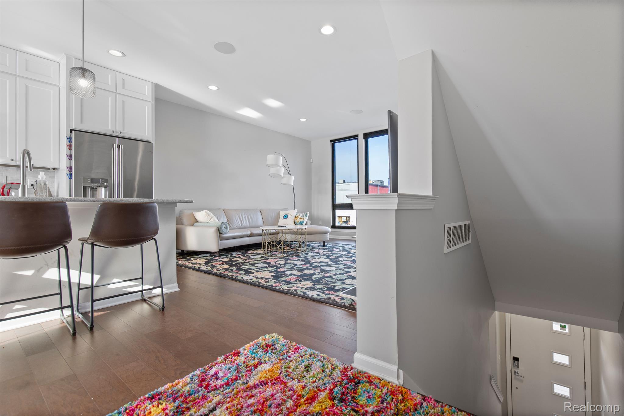 2221 TRUMBULL Street 6