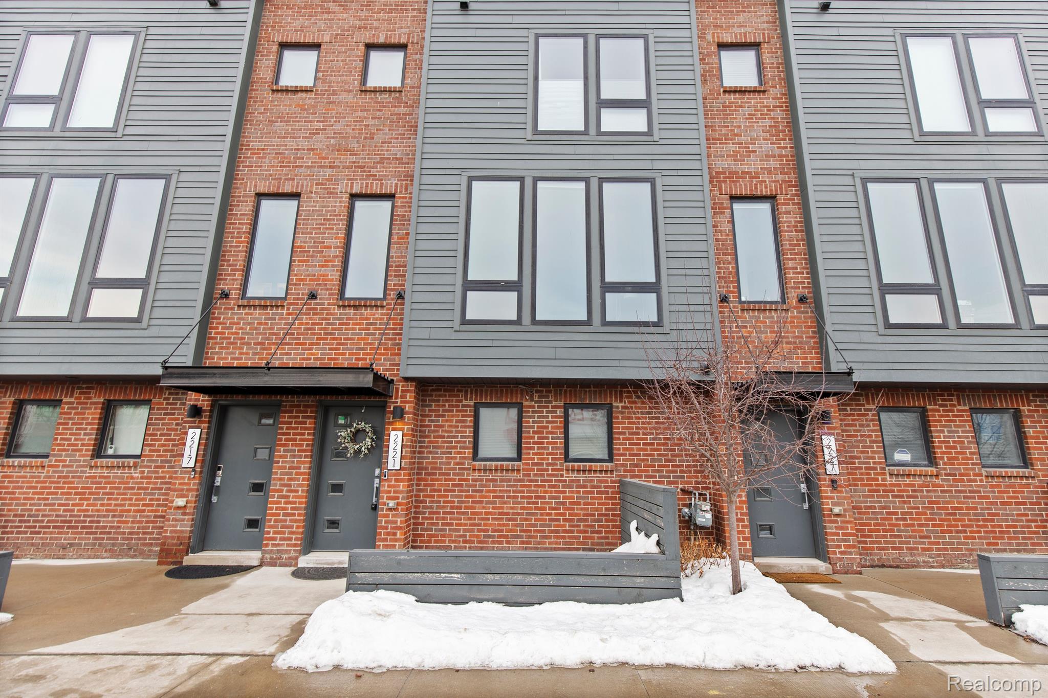 2221 TRUMBULL Street 6