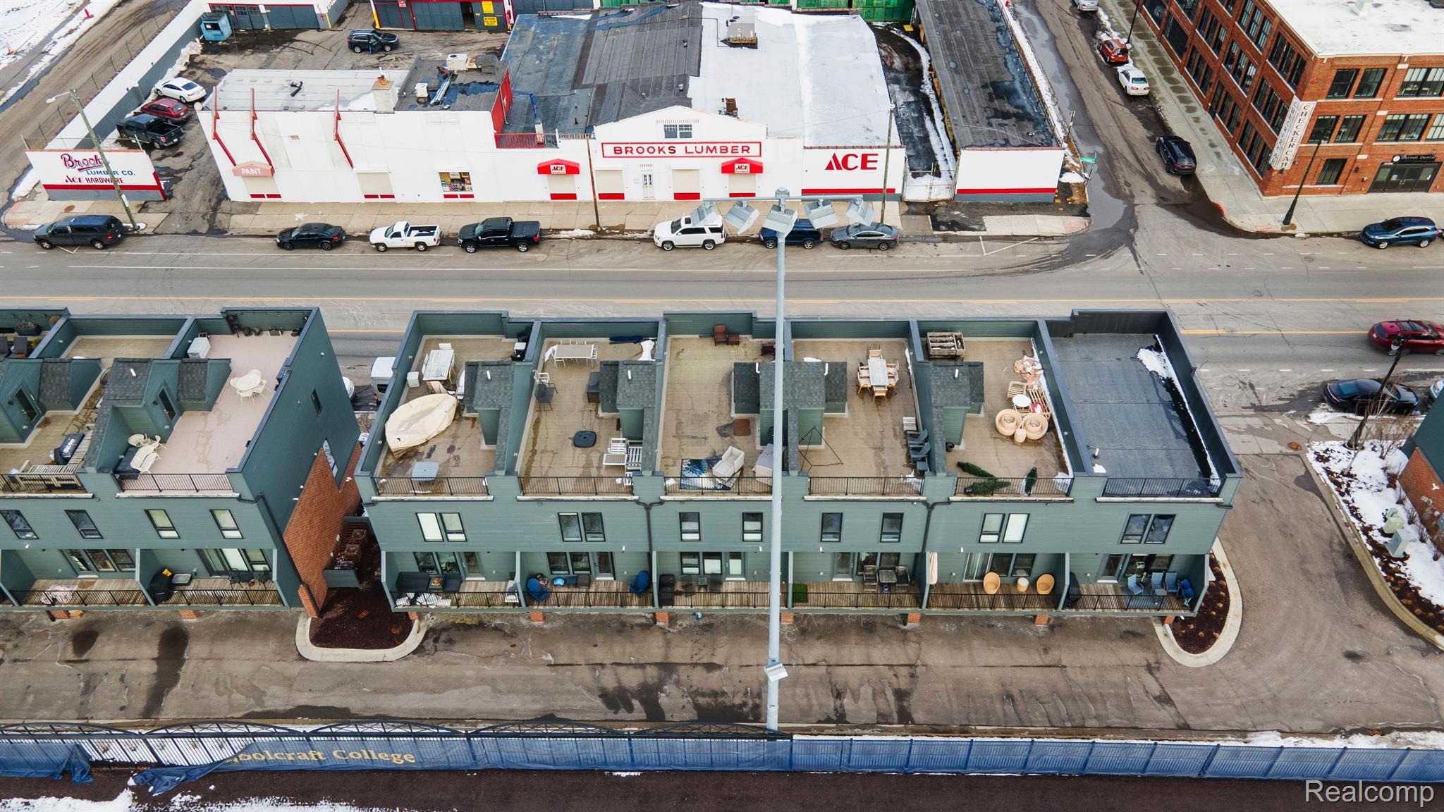 2221 TRUMBULL Street 6