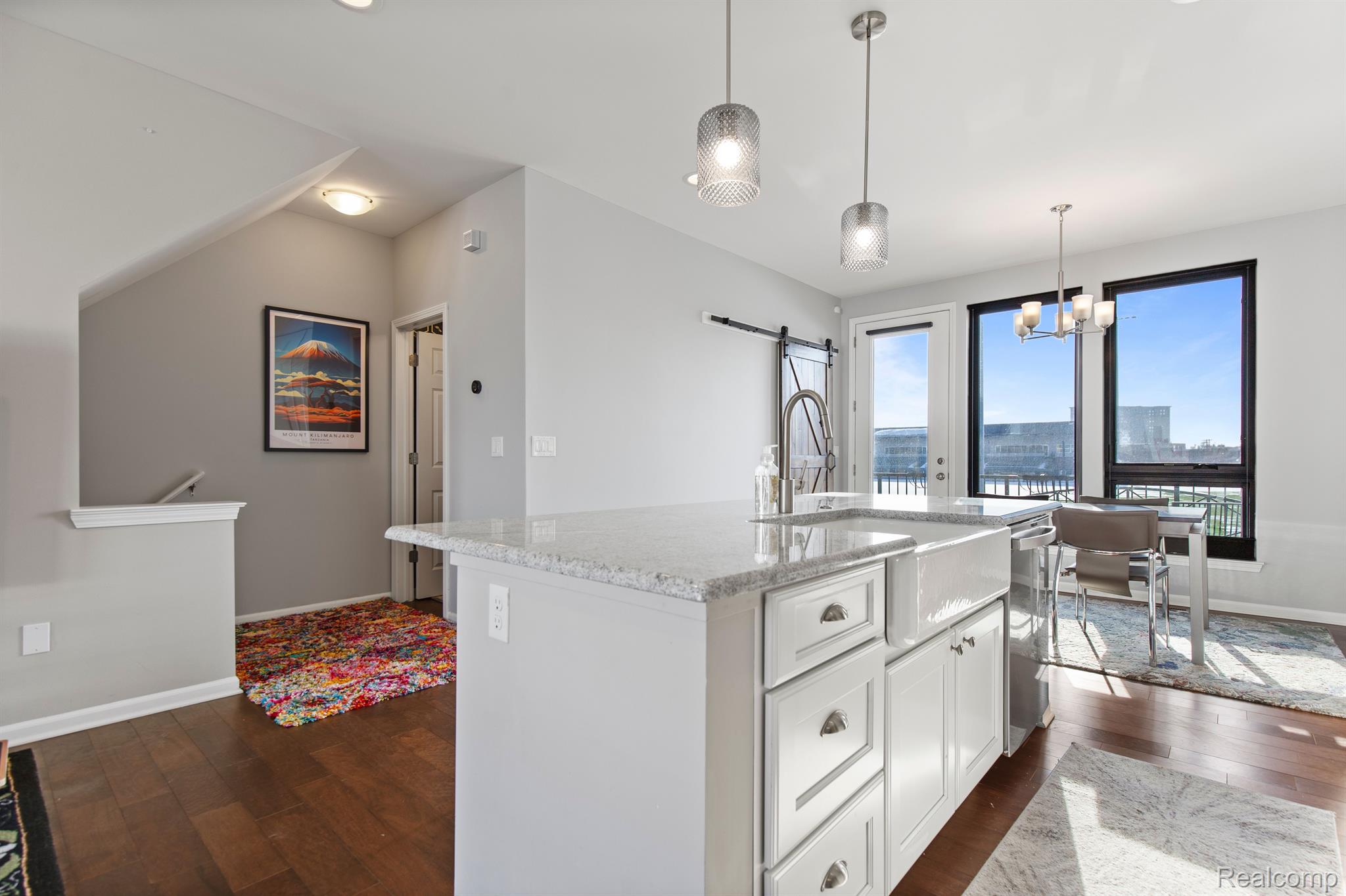 2221 TRUMBULL Street 6