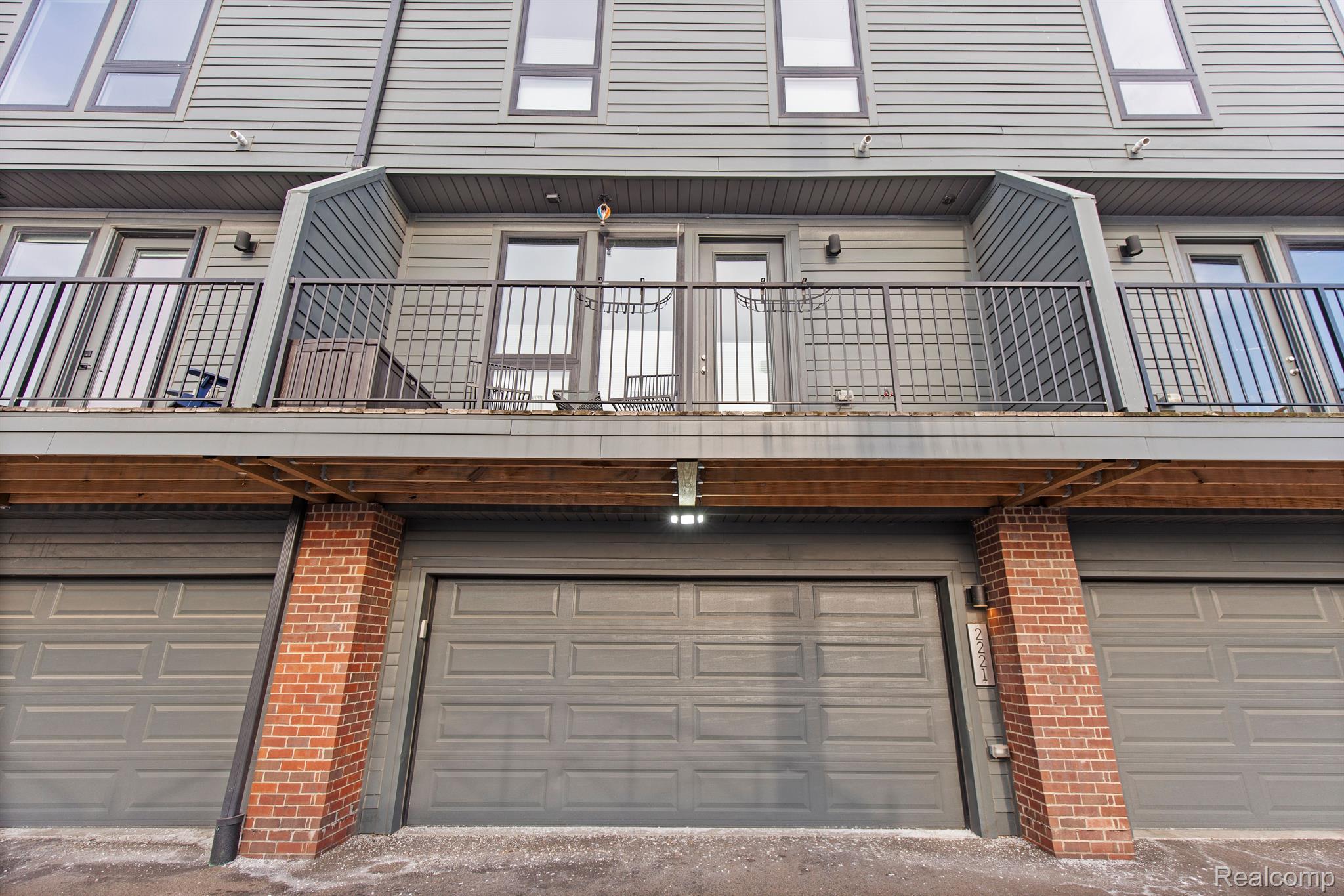 2221 TRUMBULL Street 6
