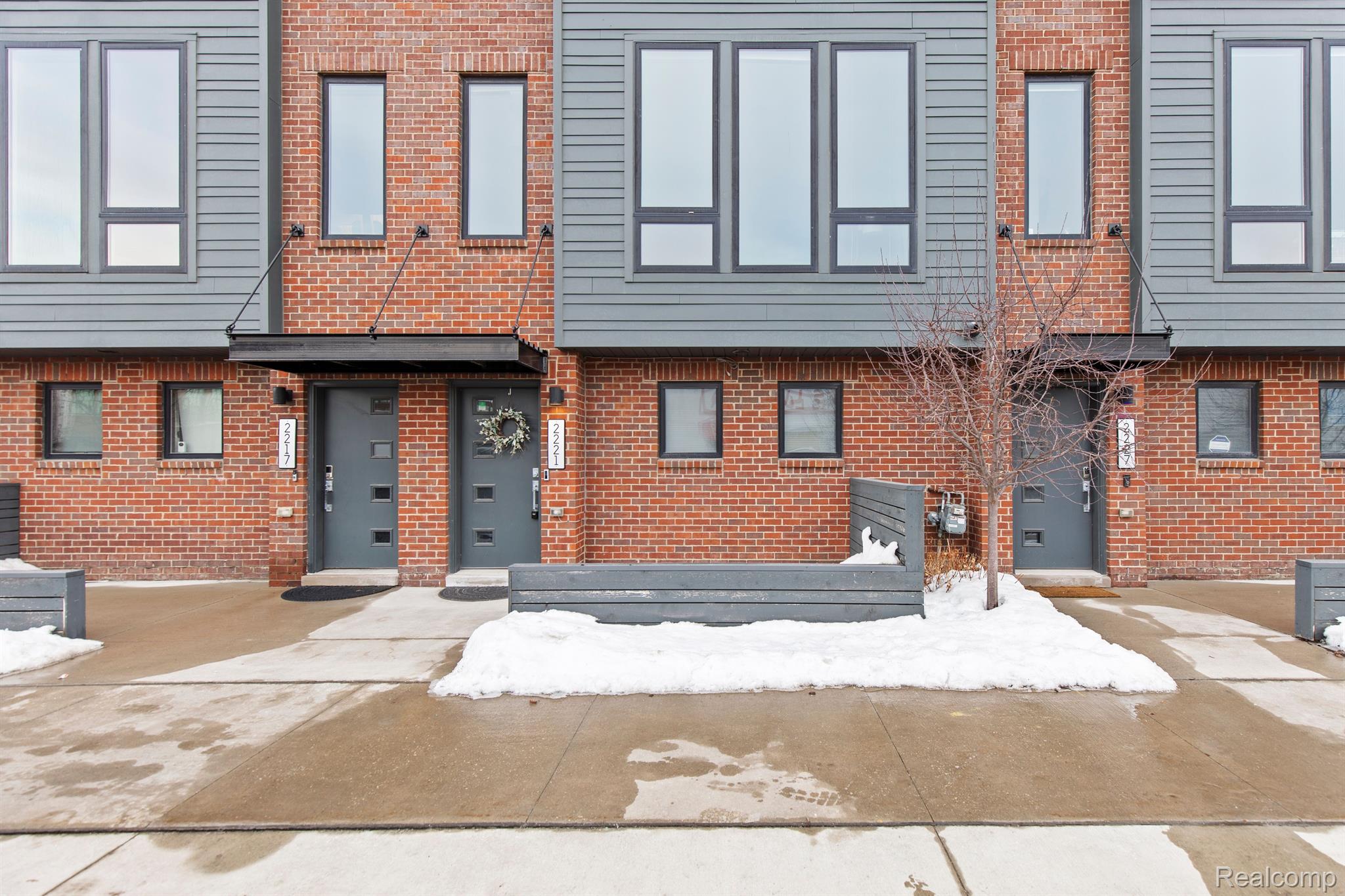 2221 TRUMBULL Street 6