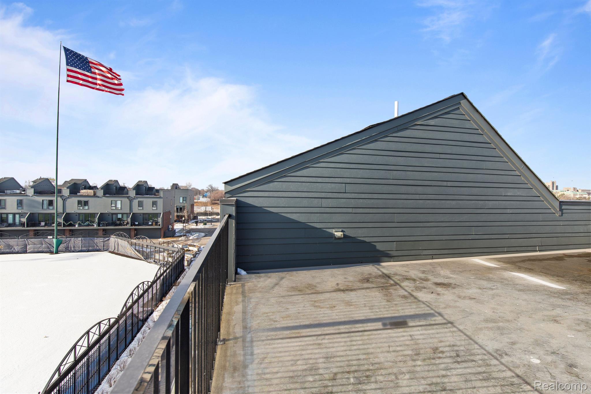 2221 TRUMBULL Street 6