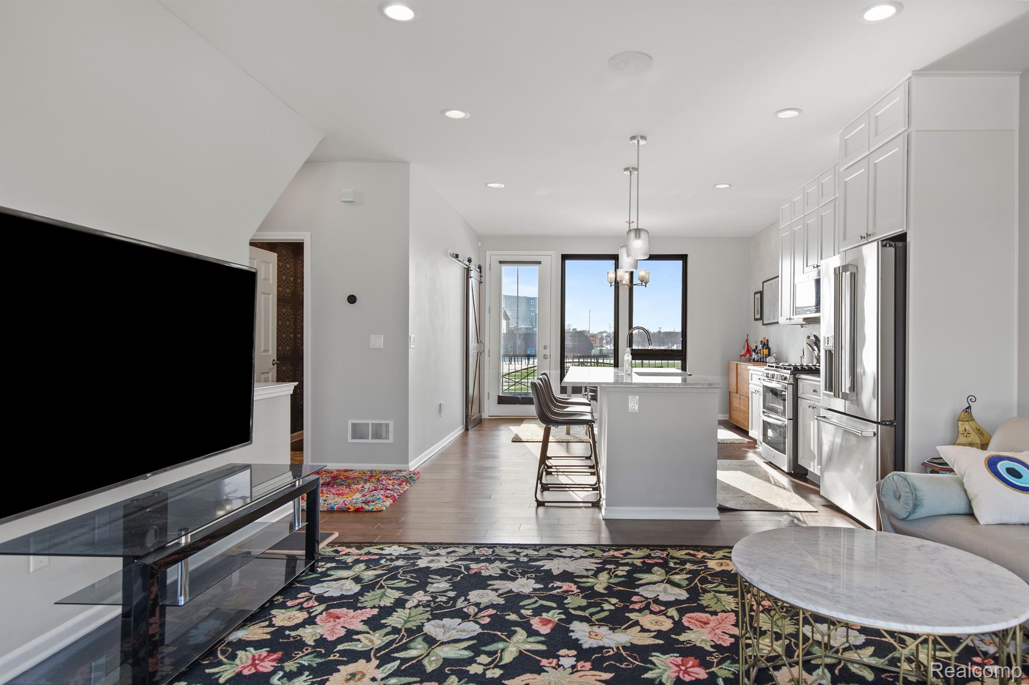 2221 TRUMBULL Street 6