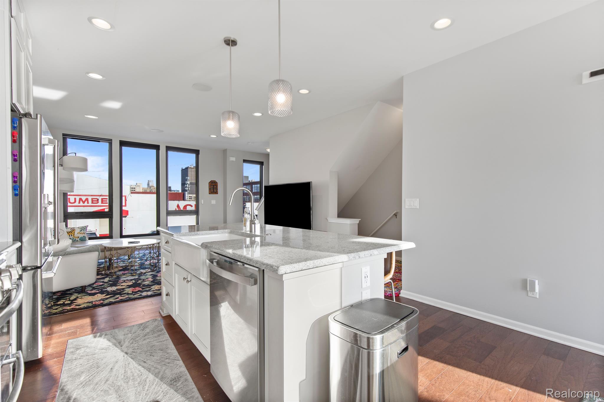 2221 TRUMBULL Street 6