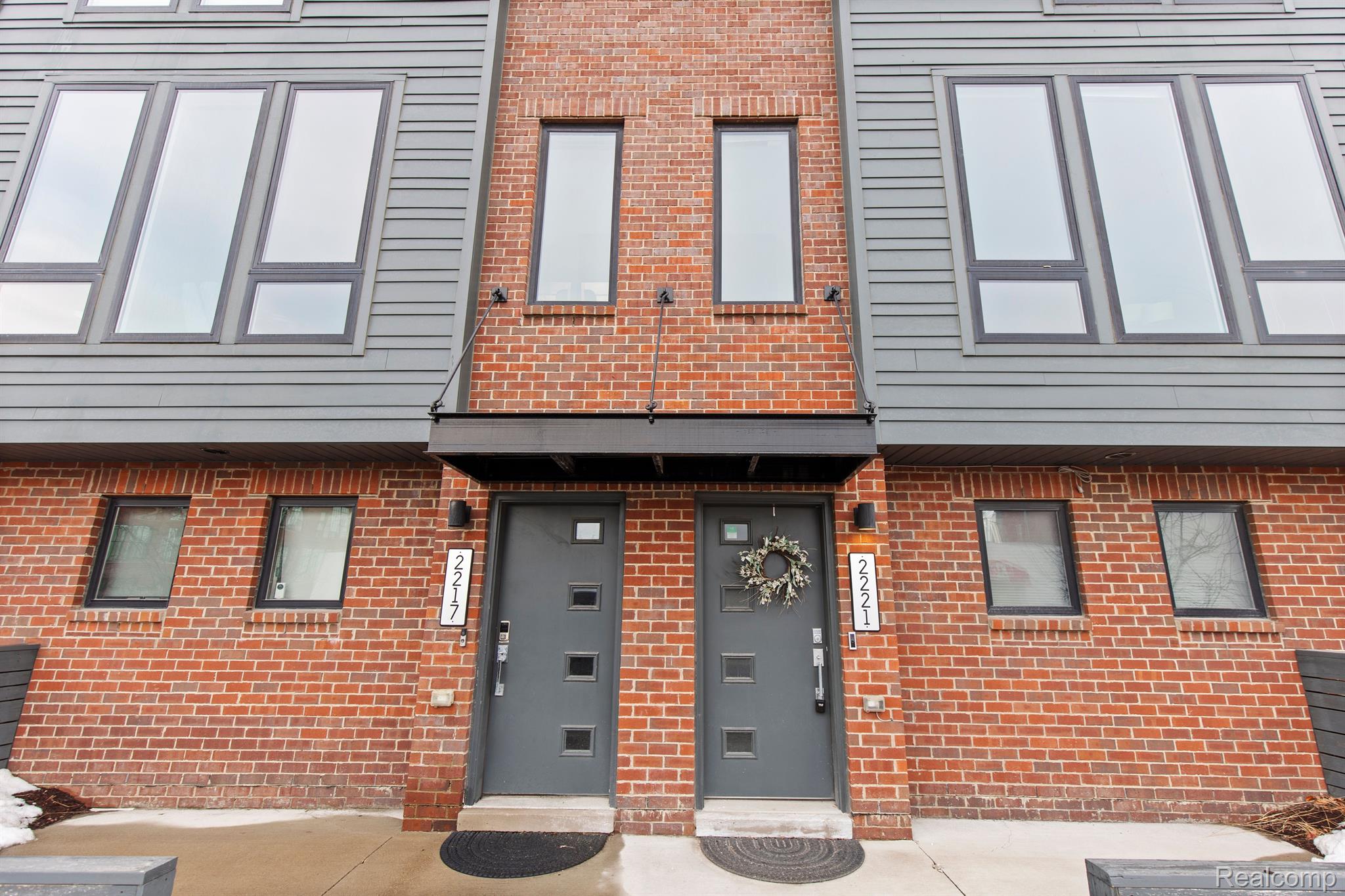 2221 TRUMBULL Street 6