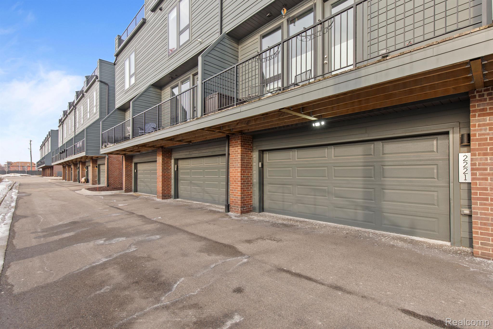 2221 TRUMBULL Street 6