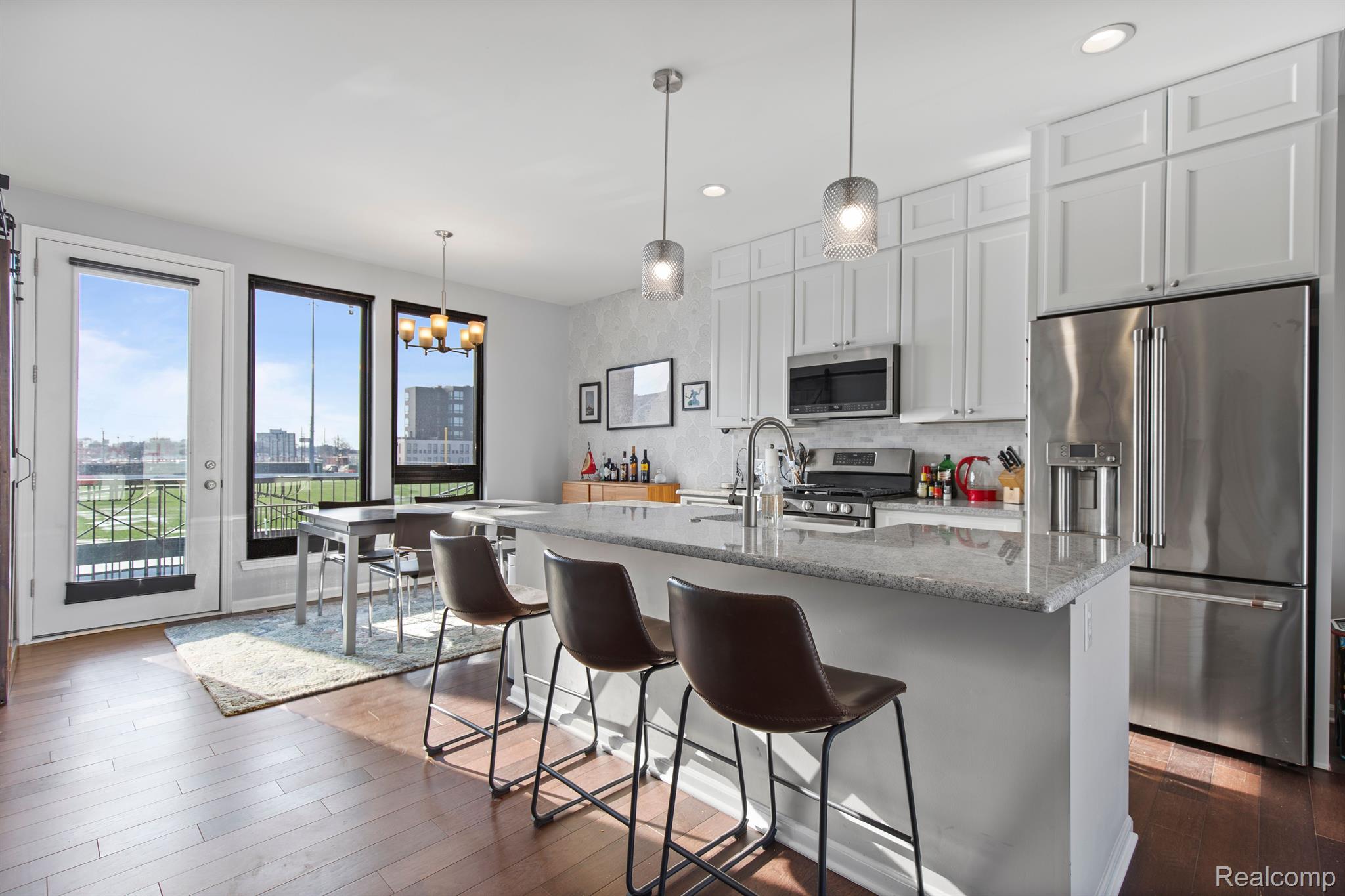 2221 TRUMBULL Street 6