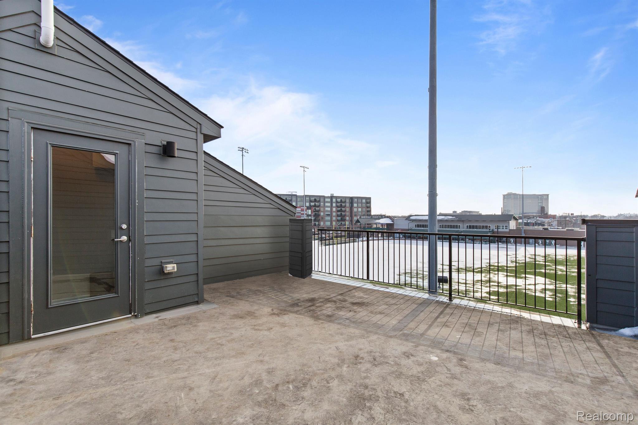 2221 TRUMBULL Street 6