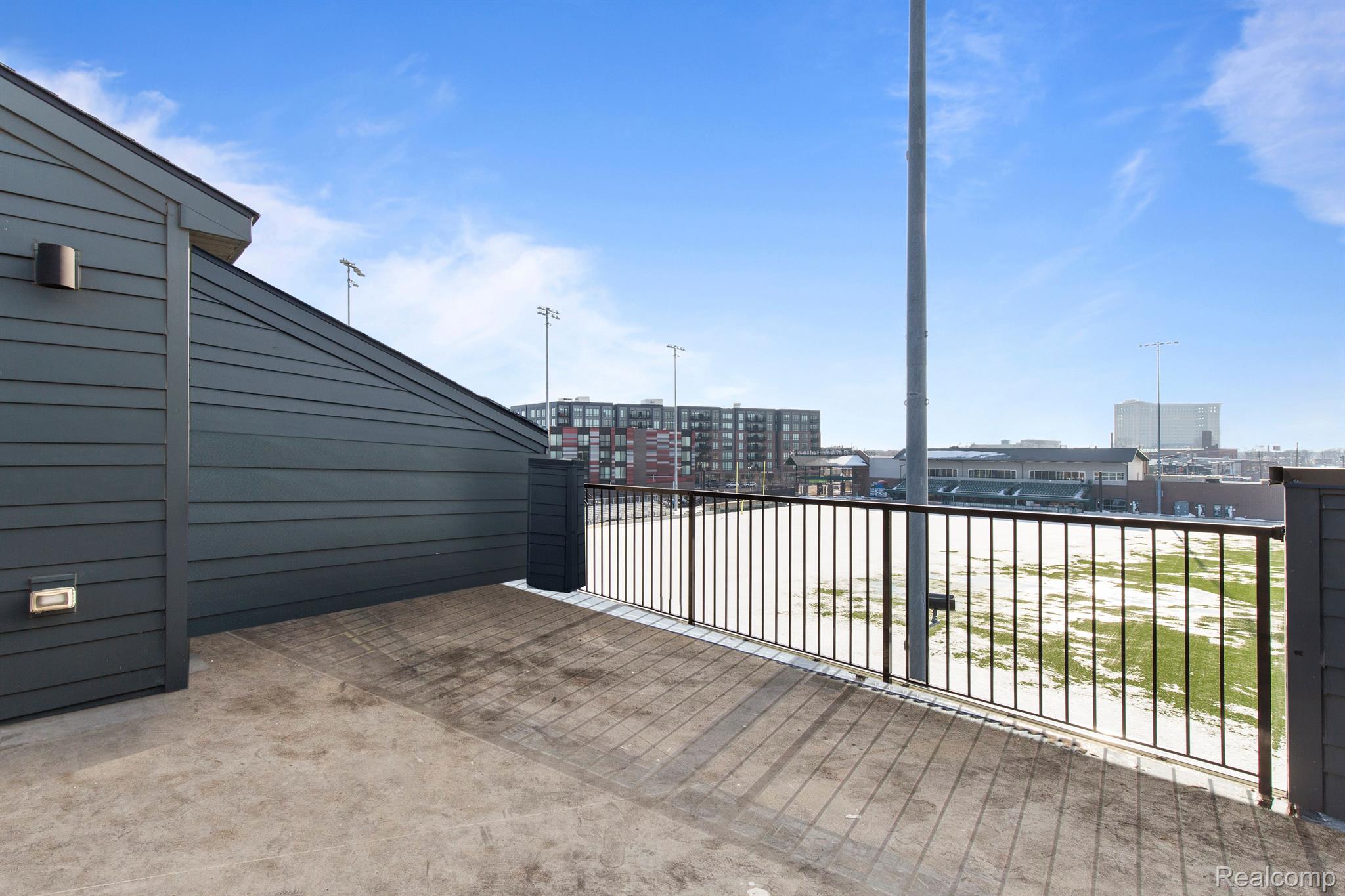 2221 TRUMBULL Street 6