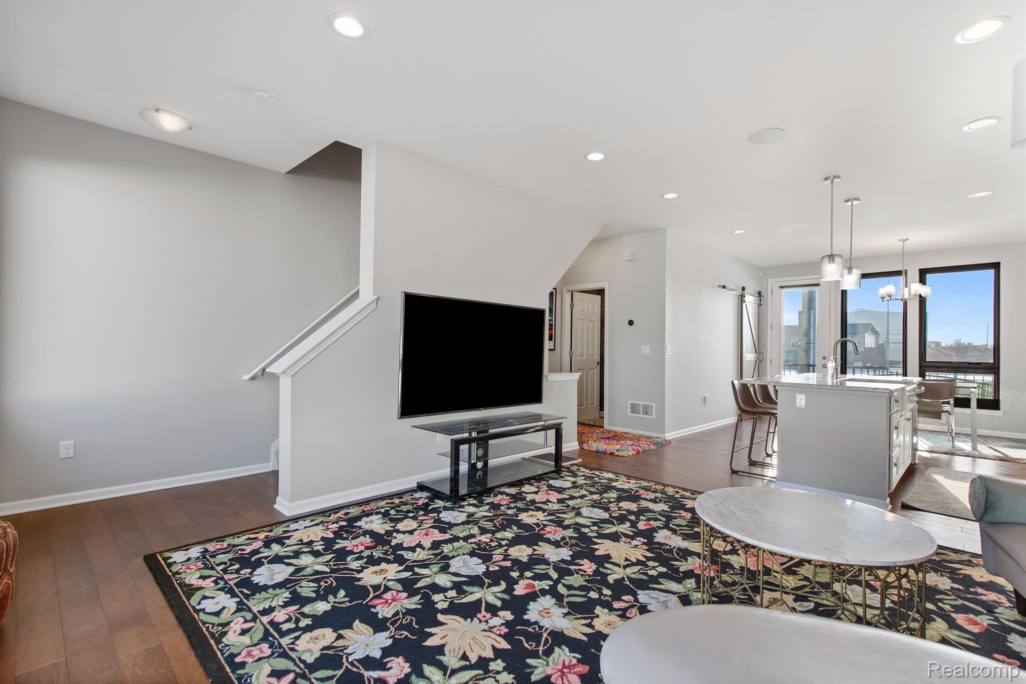 2221 TRUMBULL Street 6