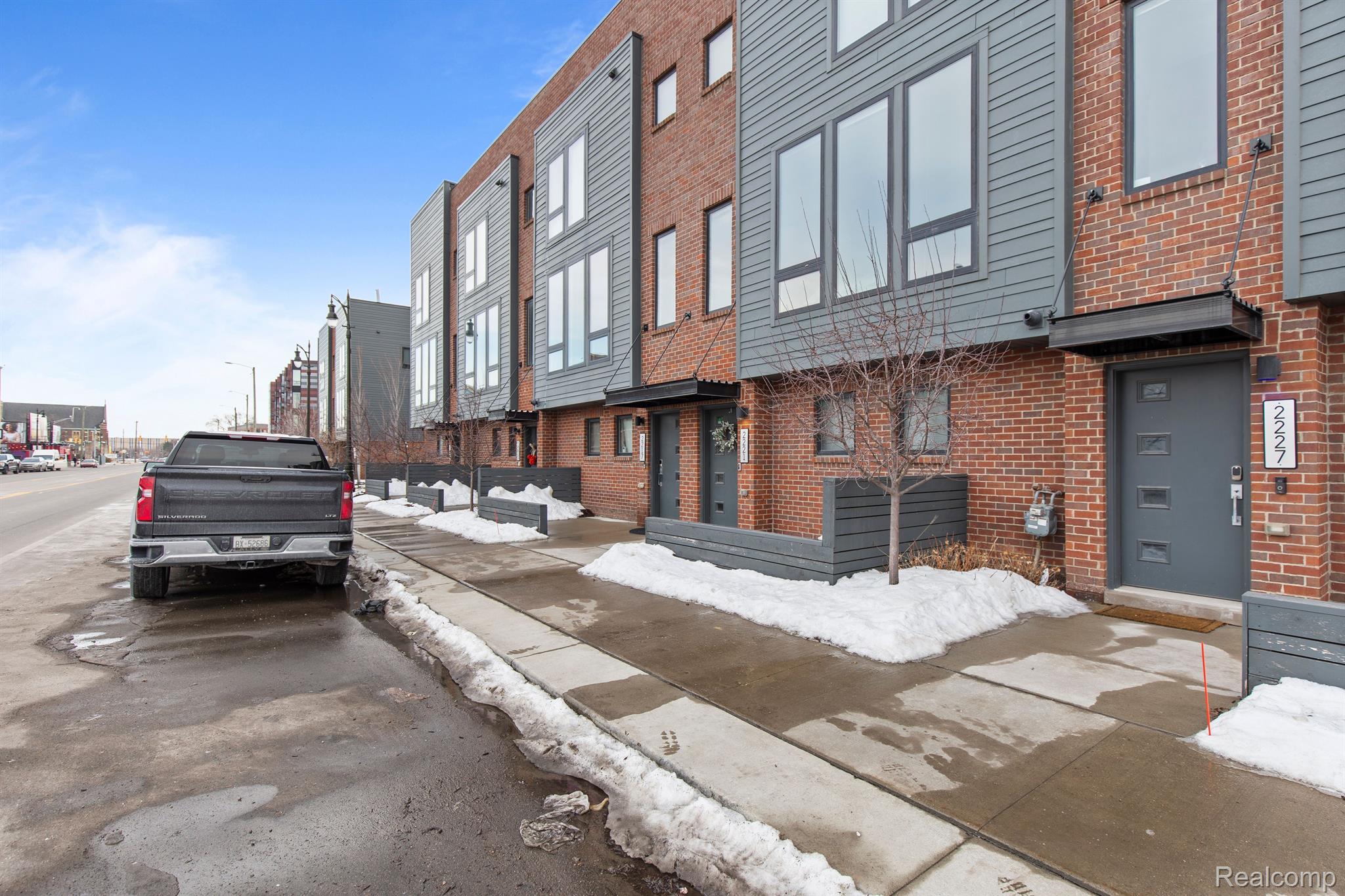 2221 TRUMBULL Street 6