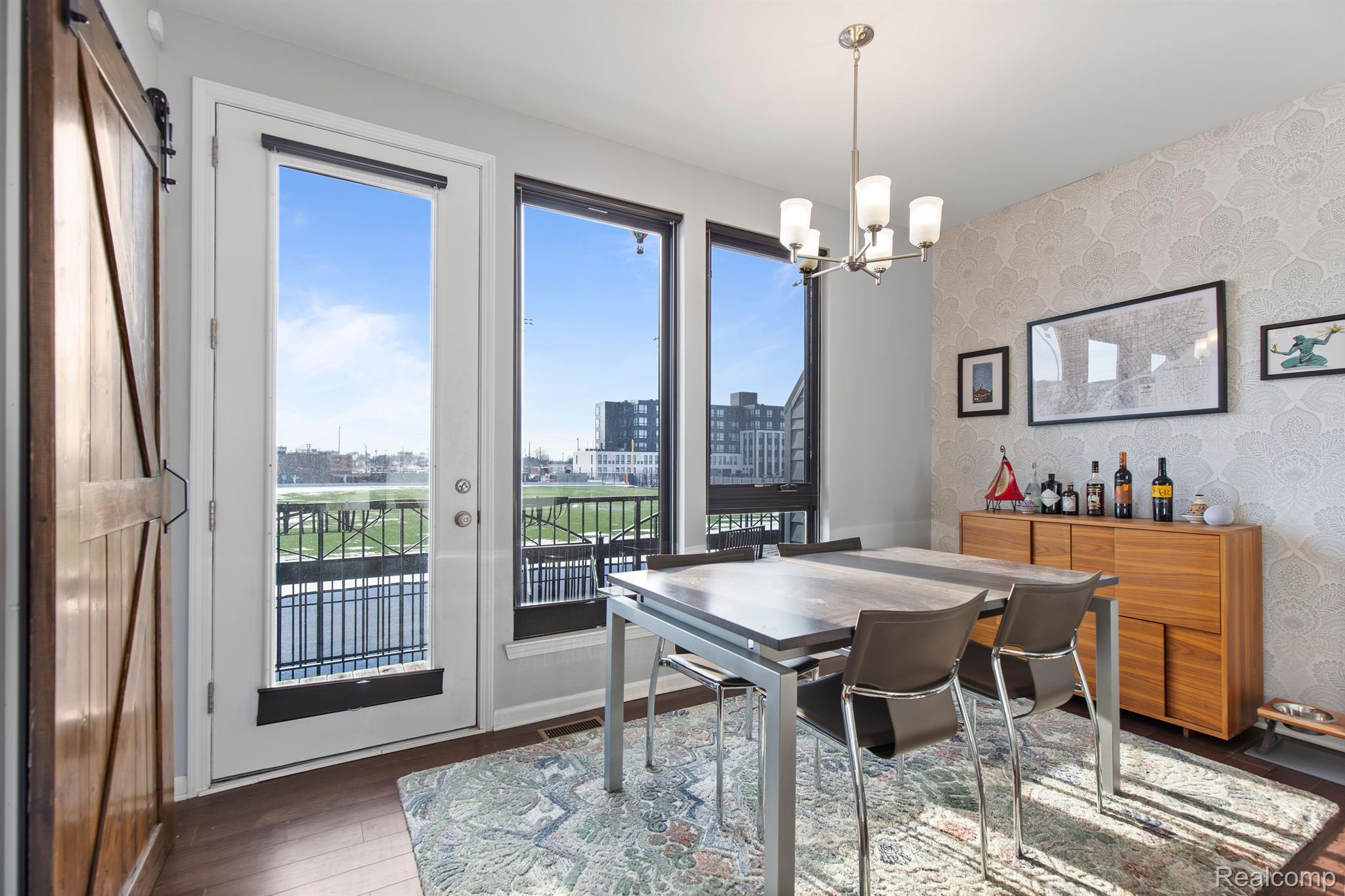 2221 TRUMBULL Street 6