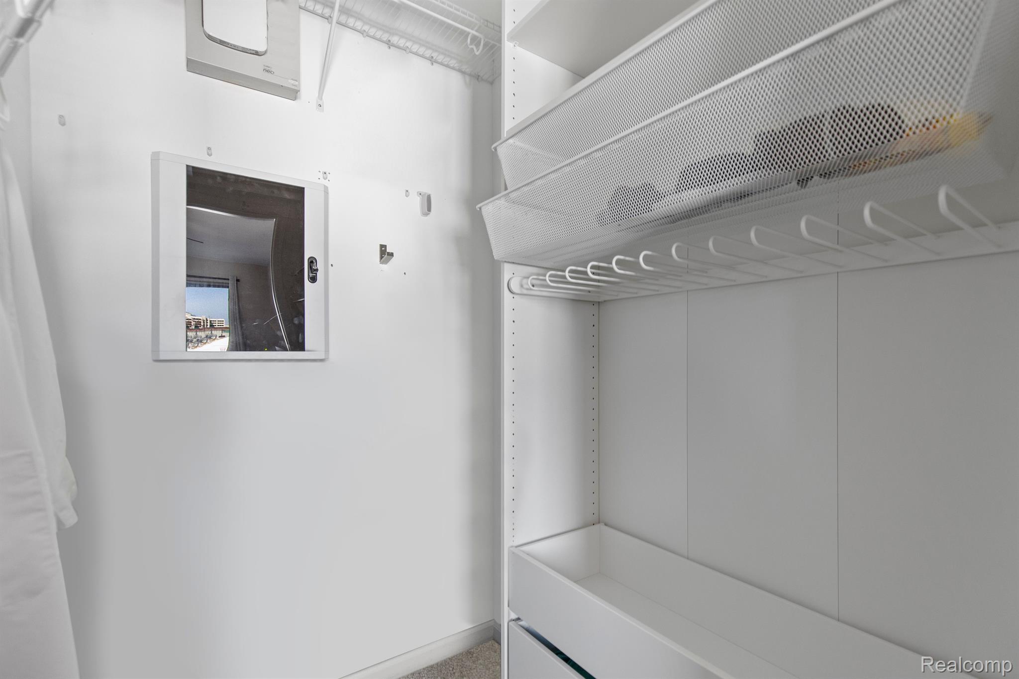 2221 TRUMBULL Street 6