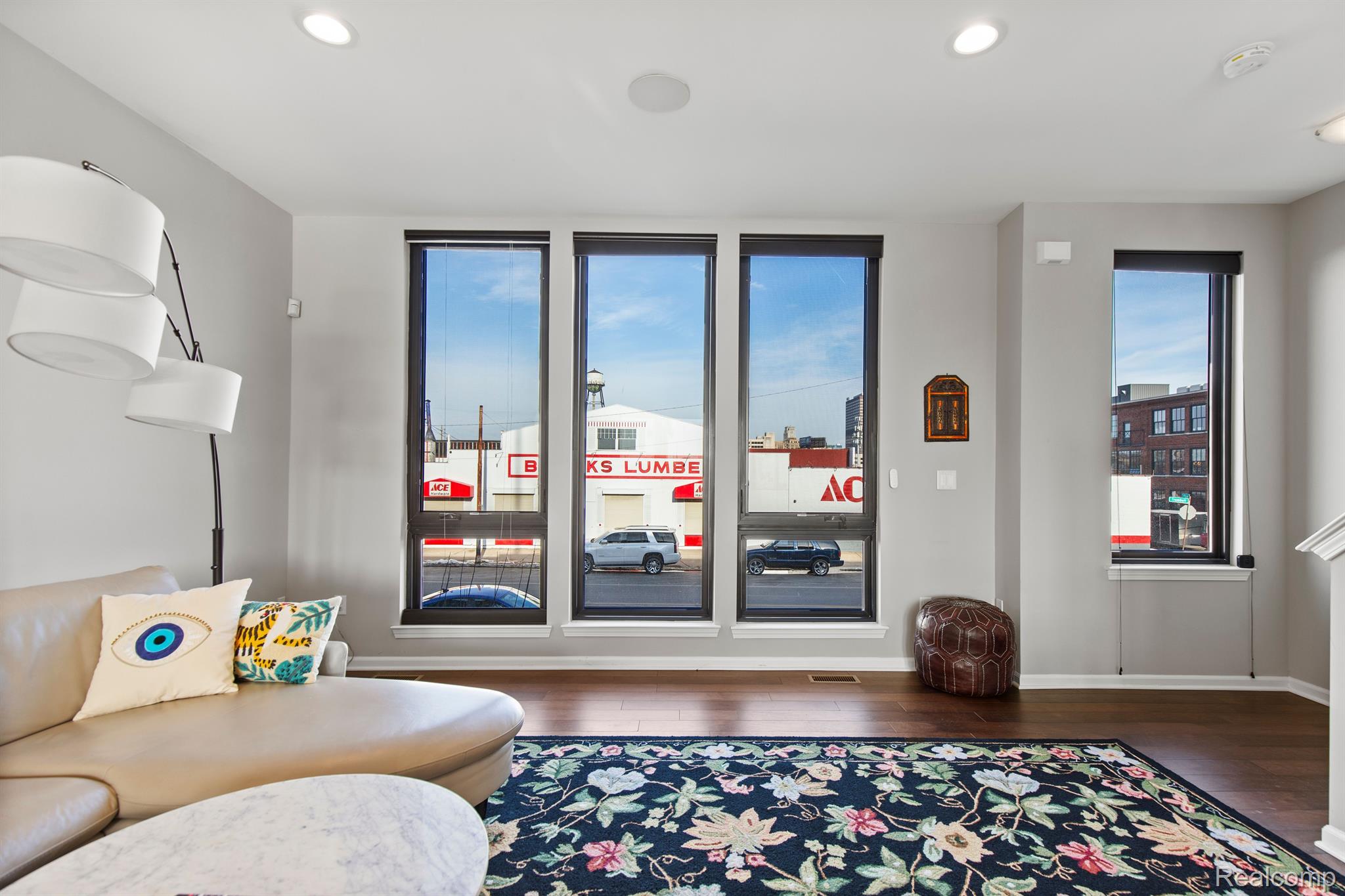 2221 TRUMBULL Street 6