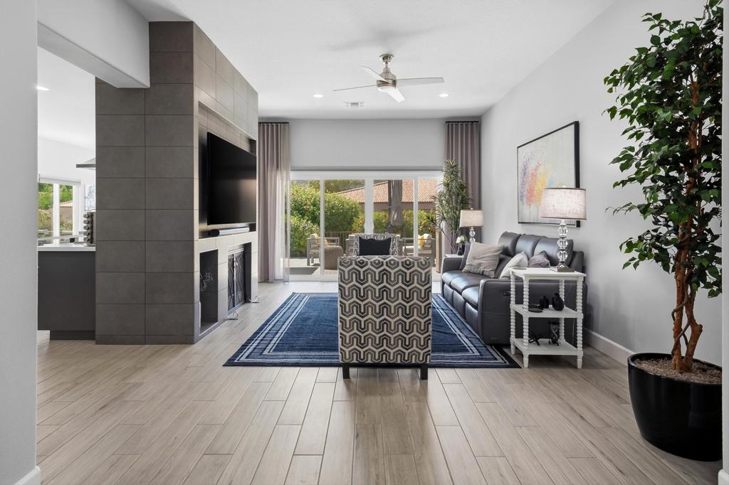 48221 Calle Florista