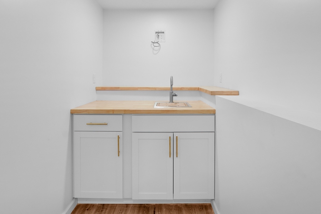 76 Number 6 Schoolhouse Rd