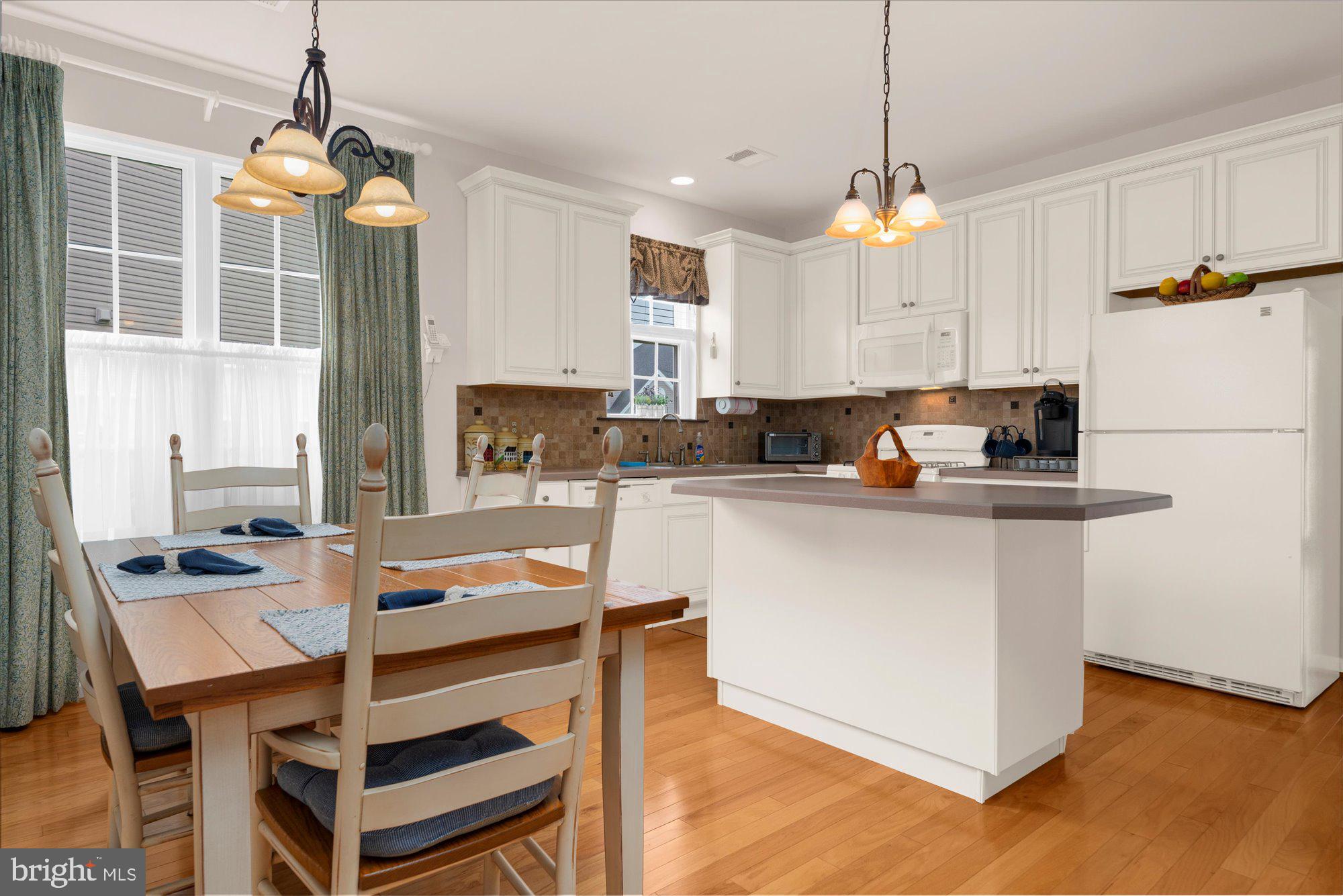 1229 CREEKSIDE LANE