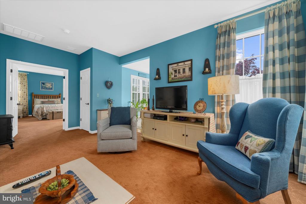 1229 CREEKSIDE LANE