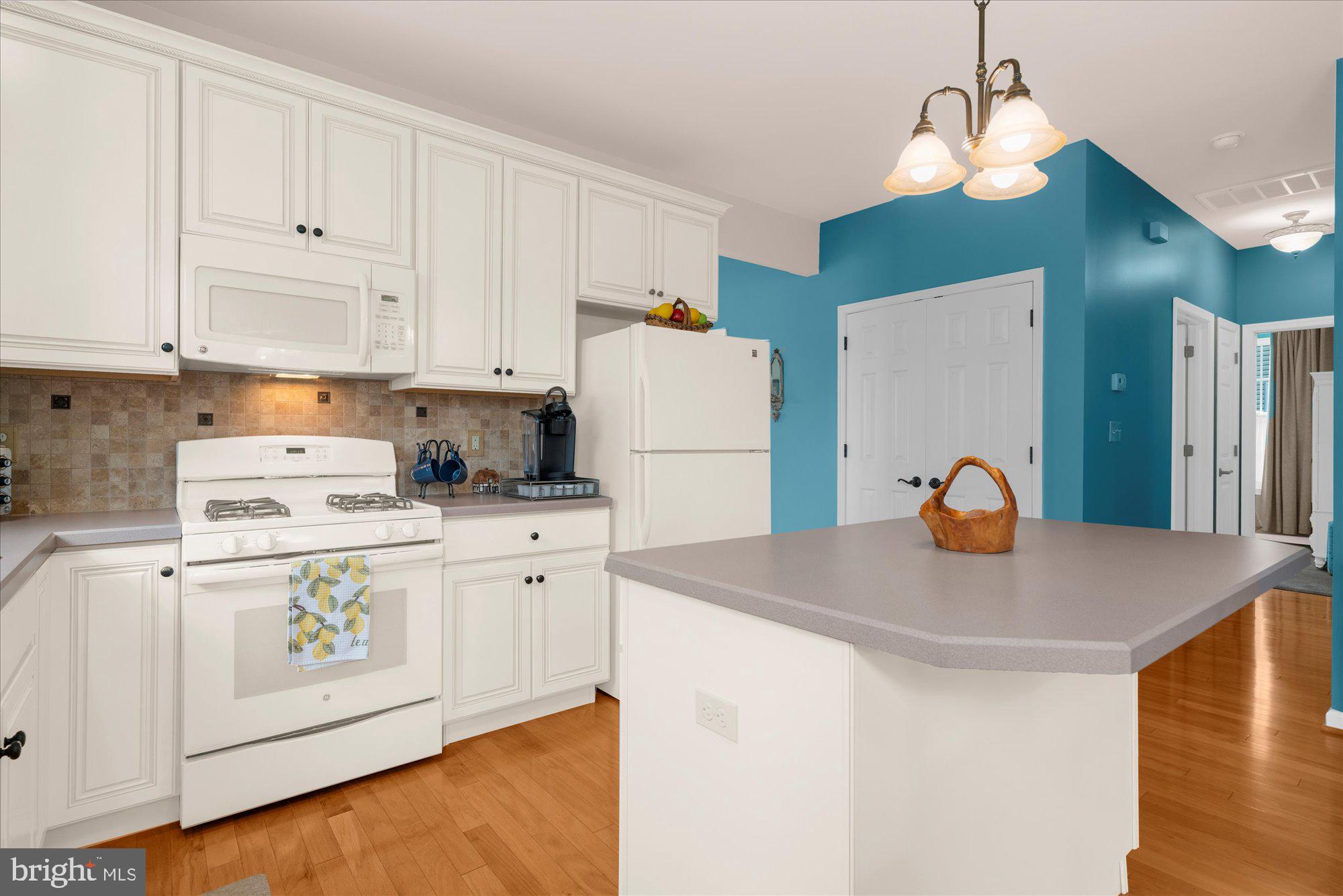 1229 CREEKSIDE LANE
